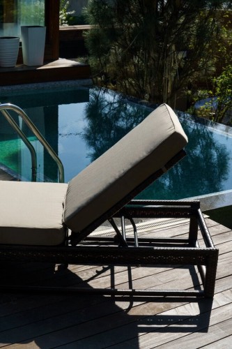 Шезлонг-лежак из иск ротанга Киото темно-коричневый BF