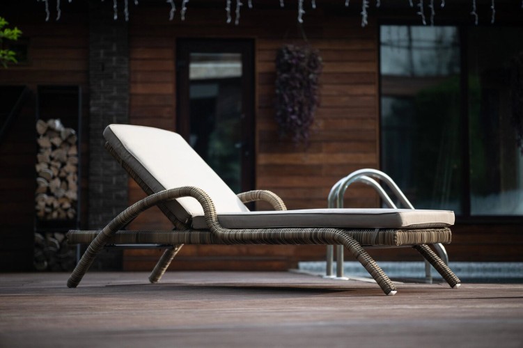 Fiji шезлонг лежак из искусственного ротанга BF