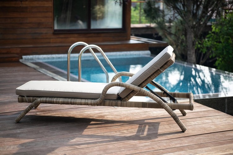 Fiji шезлонг лежак из искусственного ротанга BF