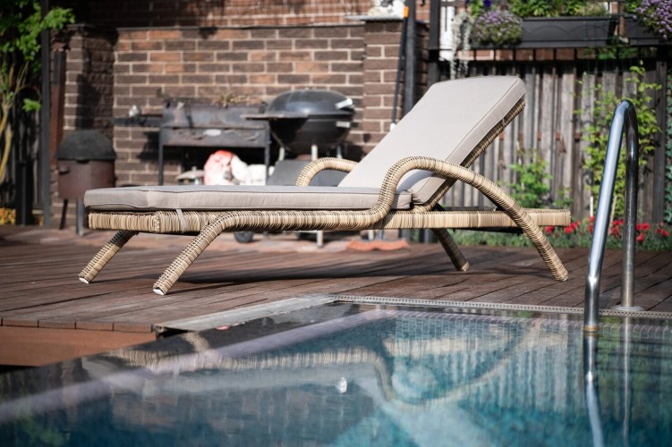 Fiji шезлонг лежак из искусственного ротанга BF